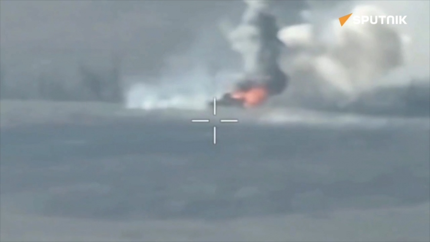 Lính dù Nga bắn cháy xe bọc thép Ukraine bằng tên lửa Kornet